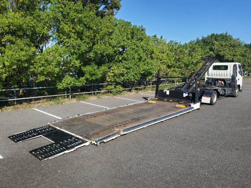 レッカー搬送に使用する特殊フルフラット型積載車輌
