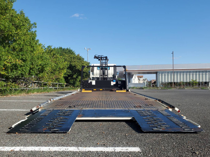 レッカー搬送に使用する特殊フルフラット型積載車輌